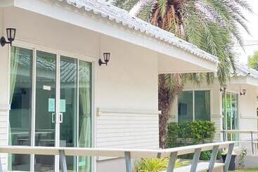 هتل Laemsing Natural Beach Resort