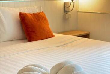 هتل Laemsing Natural Beach Resort