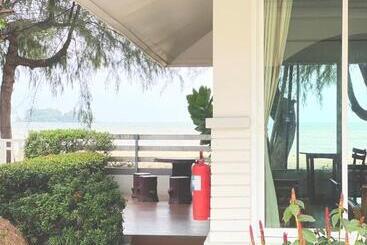 هتل Laemsing Natural Beach Resort