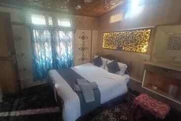 هتل Shamus Maqbool Group Of Houseboat