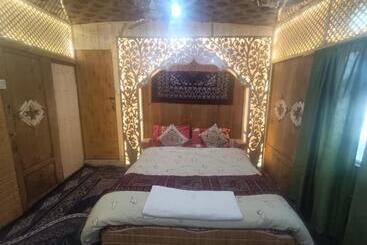 هتل Shamus Maqbool Group Of Houseboat
