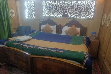 هتل Shamus Maqbool Group Of Houseboat