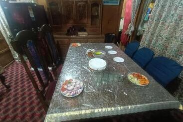 هتل Shamus Maqbool Group Of Houseboat