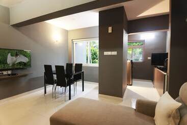 هتل Transit Suites By Grandwest
