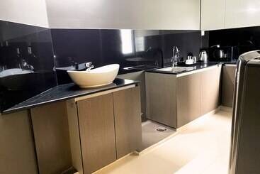 هتل Transit Suites By Grandwest