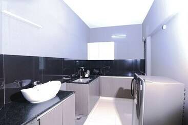 هتل Transit Suites By Grandwest