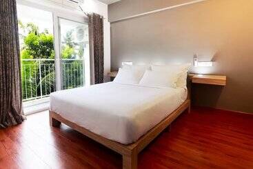 هتل Transit Suites By Grandwest