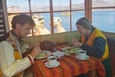 酒店 Urosfood & Titiqaqa Lodge