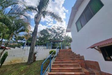 هتل Villa Lucila