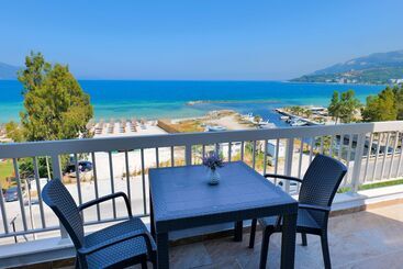 The Peak Hotel & Lounge