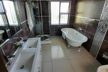 تختخواب و صبحانه The Ridge Bnb