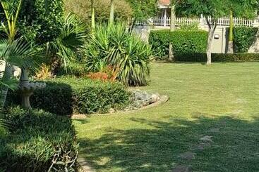 تختخواب و صبحانه The Ridge Bnb