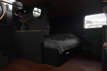 تختخواب و صبحانه Wheelhouse Euphrate Houseboat