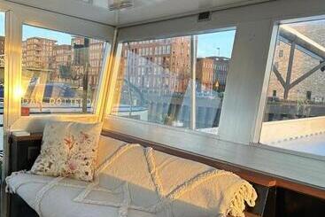 تختخواب و صبحانه Wheelhouse Euphrate Houseboat