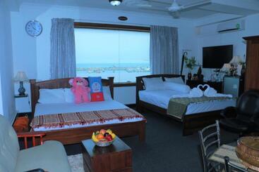 هتل Hambantota Beach