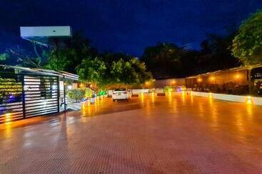 هتل Hambantota Beach