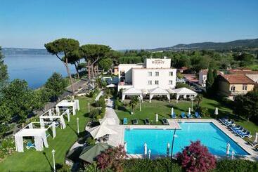 هتل Holiday Sul Lago