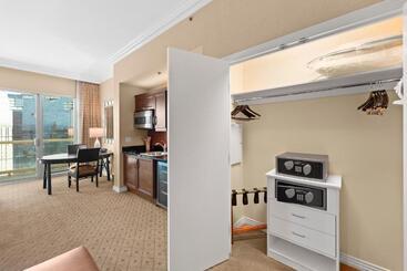 هتل Lucky Gem Penthouse & Luxury Suites At Signature Resort, Balcony Strip View 1607