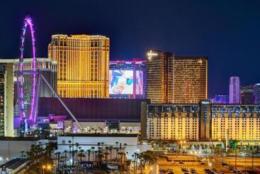 هتل Lucky Gem Penthouse & Luxury Suites At Signature Resort, Balcony Strip View 2605