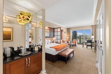 هتل Lucky Gem Penthouse & Luxury Suites At Signature Resort, Balcony Strip View 2605