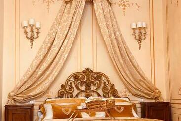 پانسیون Palazzo Lari Luxury Accommodation