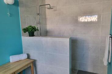 استراحتگاه Crawlbay Suites