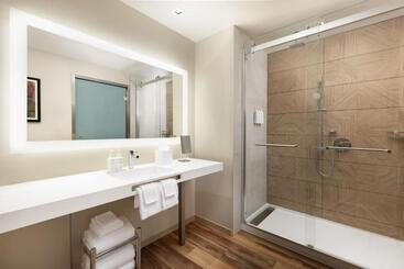 Ac Hotel By Marriott Honolulu   All New