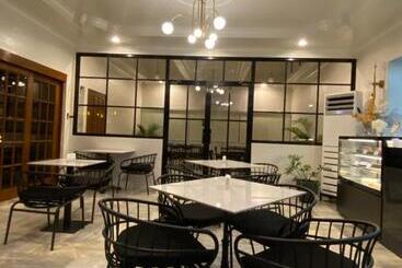 Honey Suite Room At Bee Cafe Cebu