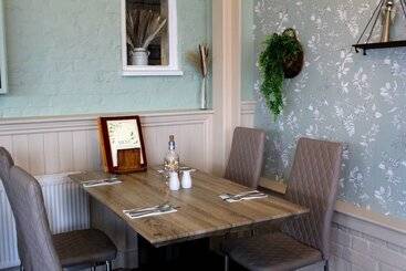هتل Dog And Partridge Inn