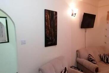 پانسیون Tyla Apartment