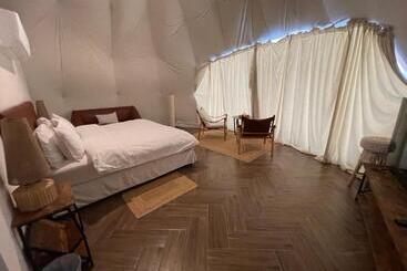 منتجع جلامبنغ   Glamping Resort