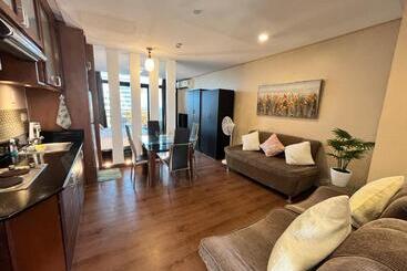 هتل Appleone Ayala Condo With Balcony