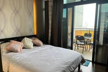 هتل Appleone Ayala Condo With Balcony
