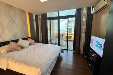 هتل Appleone Ayala Condo With Balcony