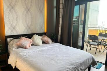 هتل Appleone Ayala Condo With Balcony