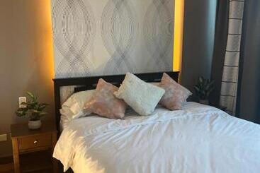 هتل Appleone Ayala Condo With Balcony
