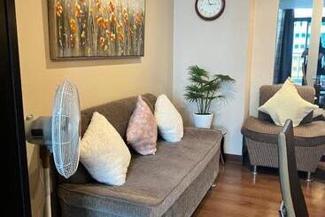 هتل Appleone Ayala Condo With Balcony