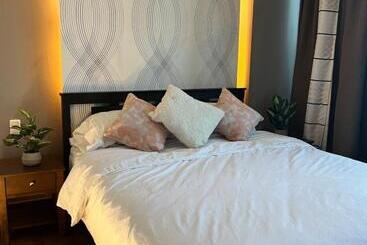 هتل Appleone Ayala Condo With Balcony