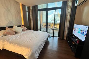 هتل Appleone Ayala Condo With Balcony