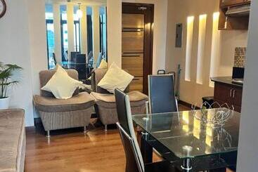 هتل Appleone Ayala Condo With Balcony