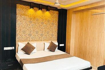 Hotel City Night    Near Ludhiana Railway Station   Super Suites Rooms    Special For Families, Couples &
