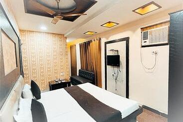 Hotel City Night    Near Ludhiana Railway Station   Super Suites Rooms    Special For Families, Couples &