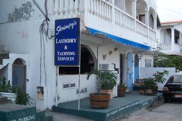 Shrimpys Hostel , Laundry And Yacht Support - Saint Martin - Nettle Bay