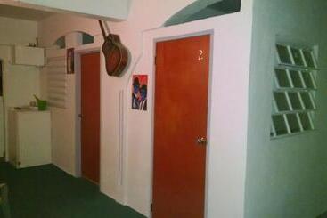 هتل کپسول Shrimpy S Waterfront Hostel And Crew Quarters