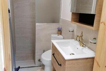 بنسيون стаи за гости в ритрийт център светлина мир любов Guest Rooms In Light Peace Love Center