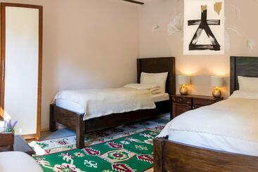 بنسيون стаи за гости в ритрийт център светлина мир любов Guest Rooms In Light Peace Love Center
