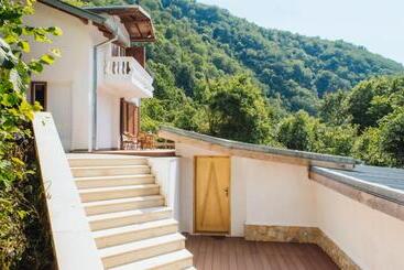 بنسيون стаи за гости в ритрийт център светлина мир любов Guest Rooms In Light Peace Love Center
