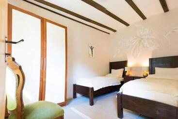 بنسيون стаи за гости в ритрийт център светлина мир любов Guest Rooms In Light Peace Love Center