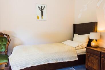 بنسيون стаи за гости в ритрийт център светлина мир любов Guest Rooms In Light Peace Love Center