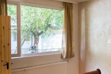 بنسيون стаи за гости в ритрийт център светлина мир любов Guest Rooms In Light Peace Love Center